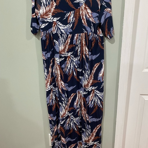 Ingrid & Isabel Navy Feathers Maternity dress - Picture 6 of 9